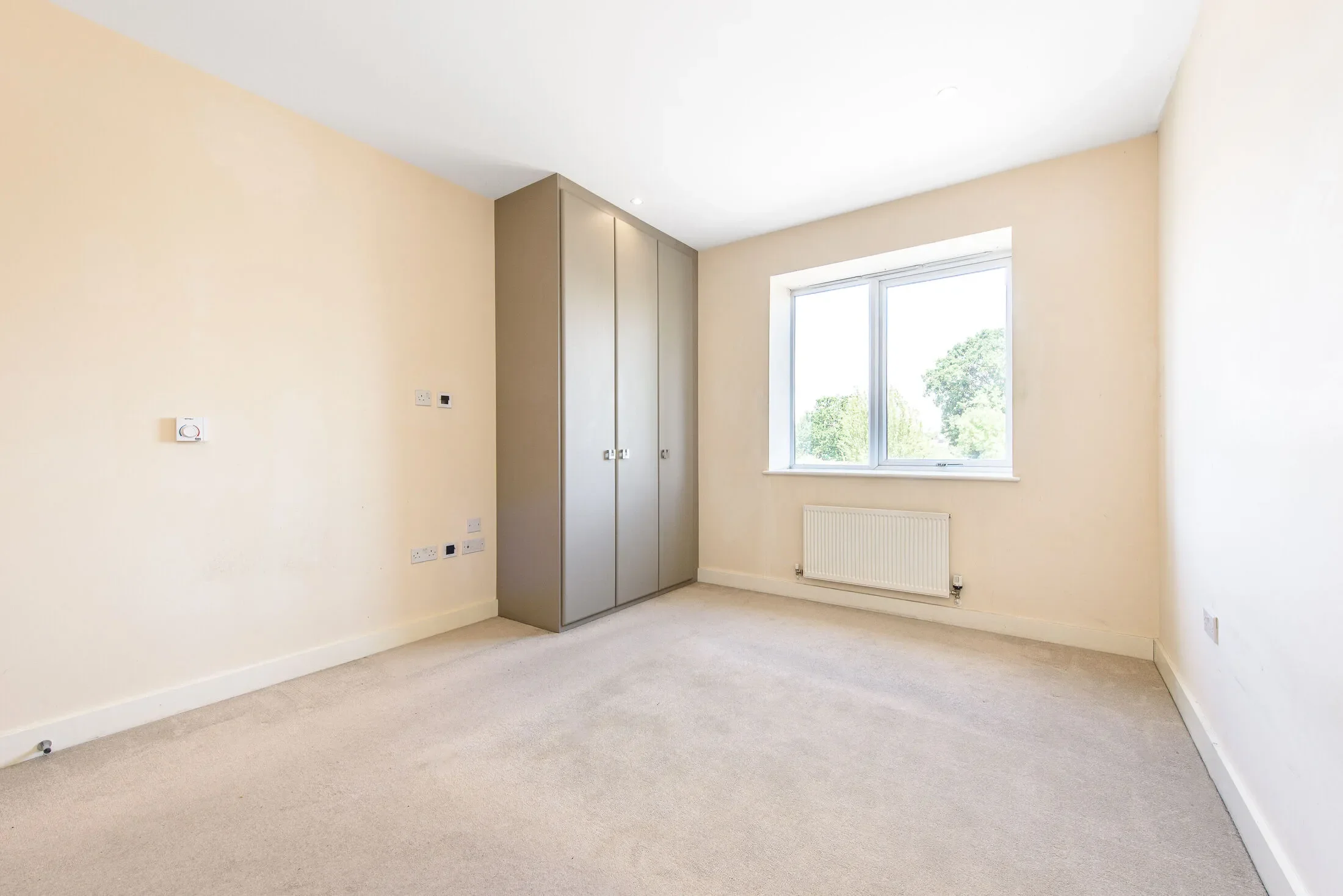 Flat Bowes Road in Greater London
