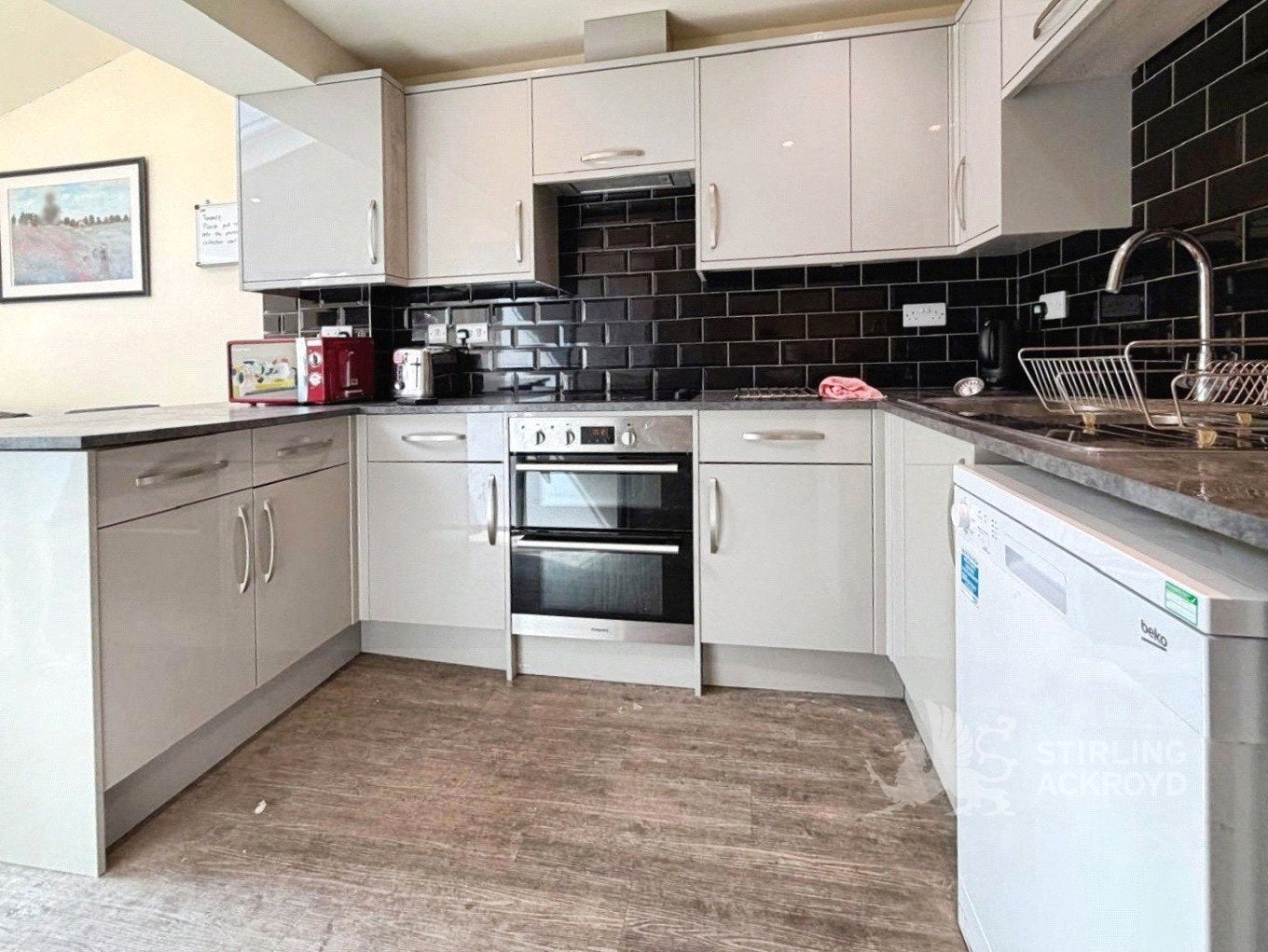 Room Applegarth Avenue in Guildford