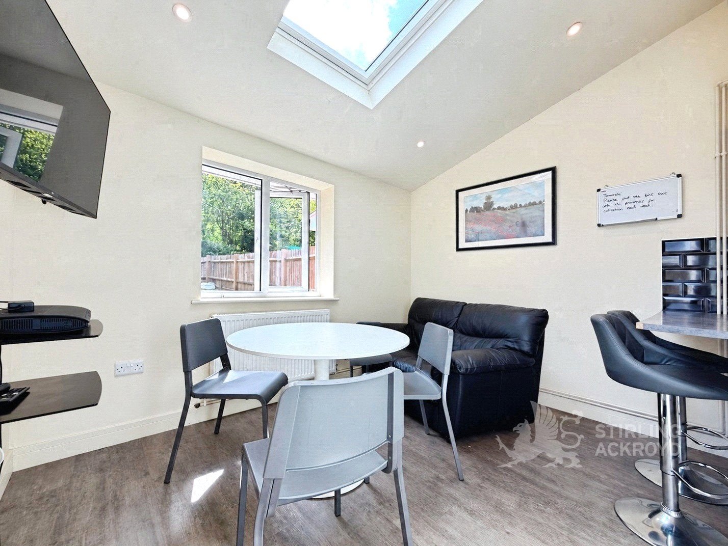 Room Applegarth Avenue in Guildford