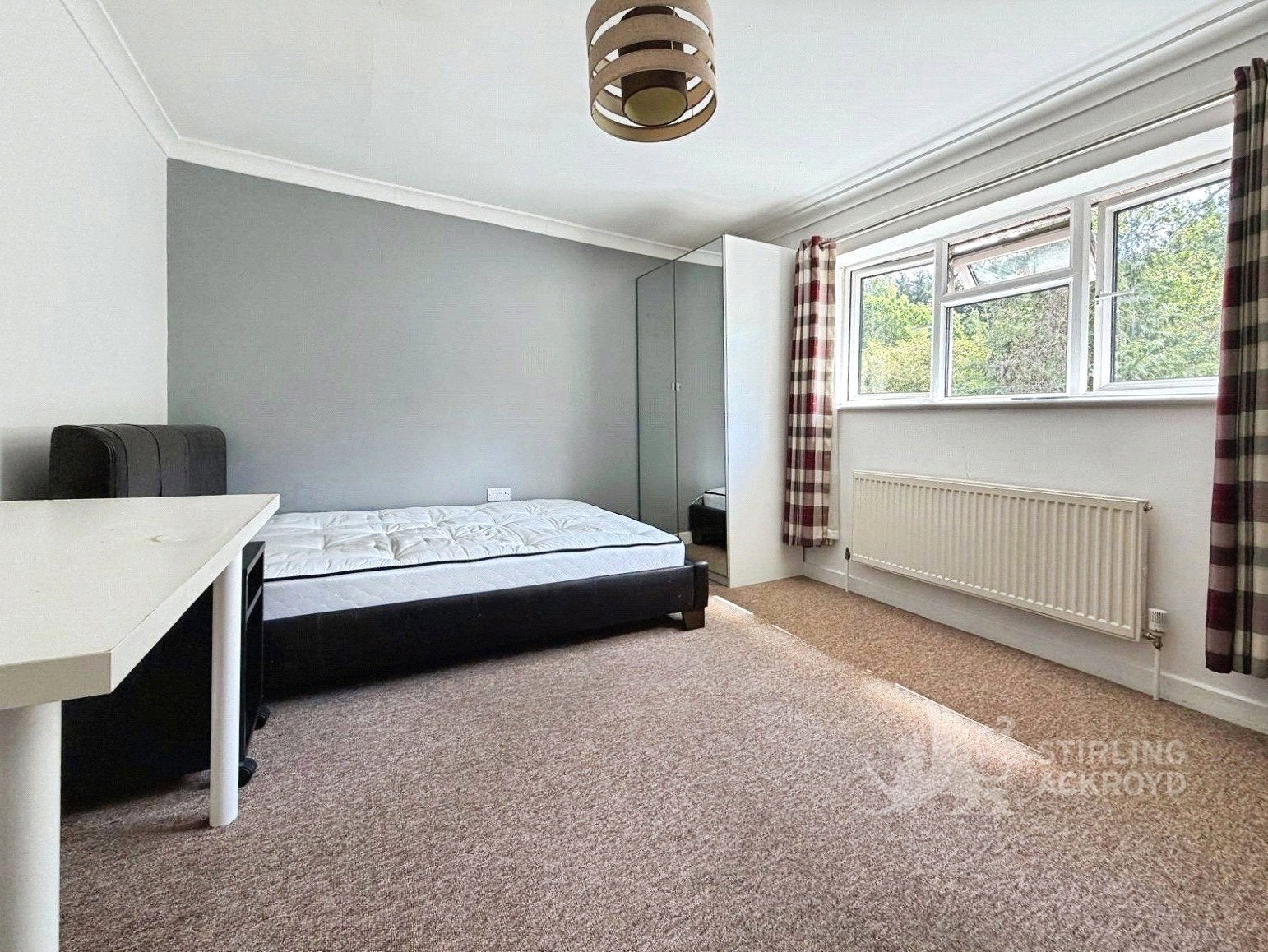 Room Applegarth Avenue in Guildford