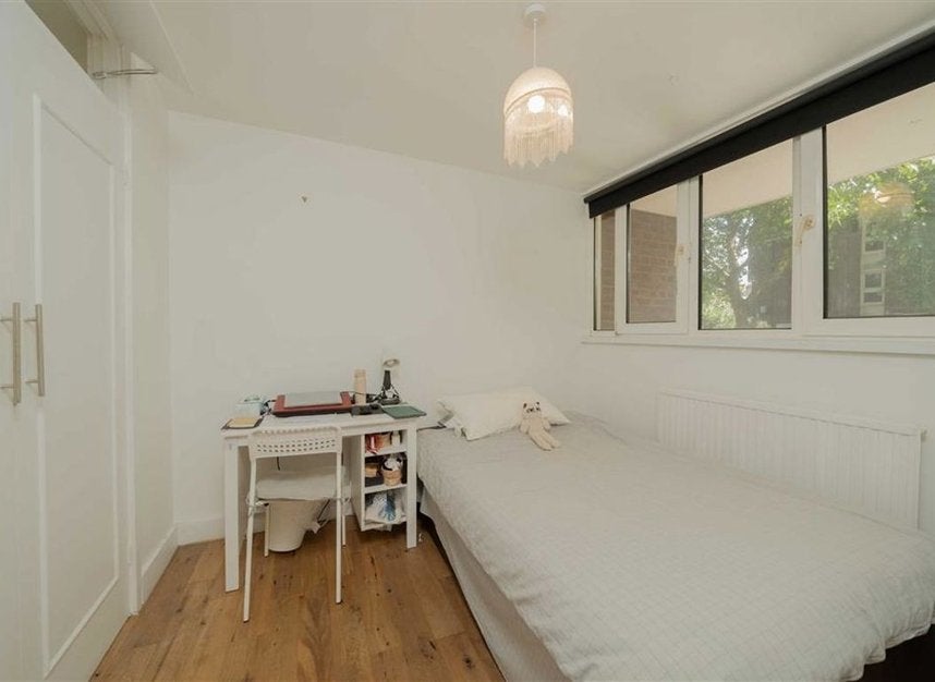 Room Finborough Road in Greater London