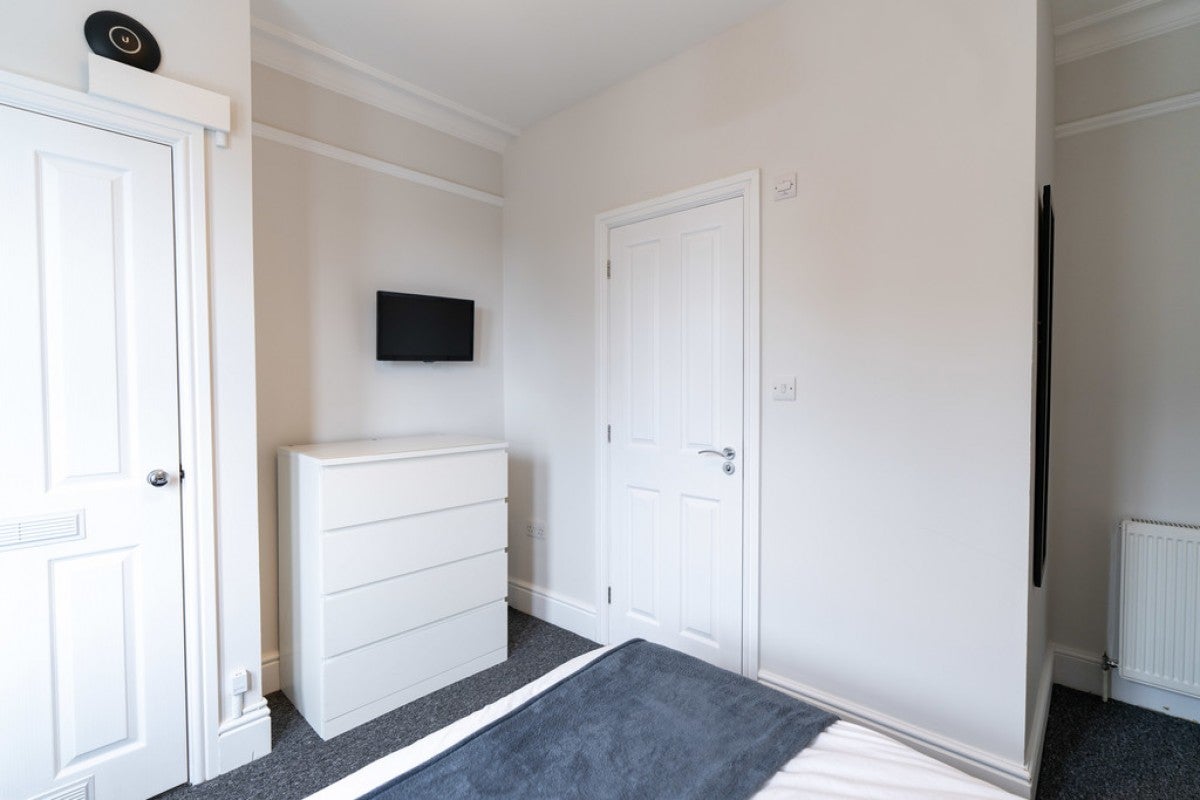 Room Bath Road in Reading