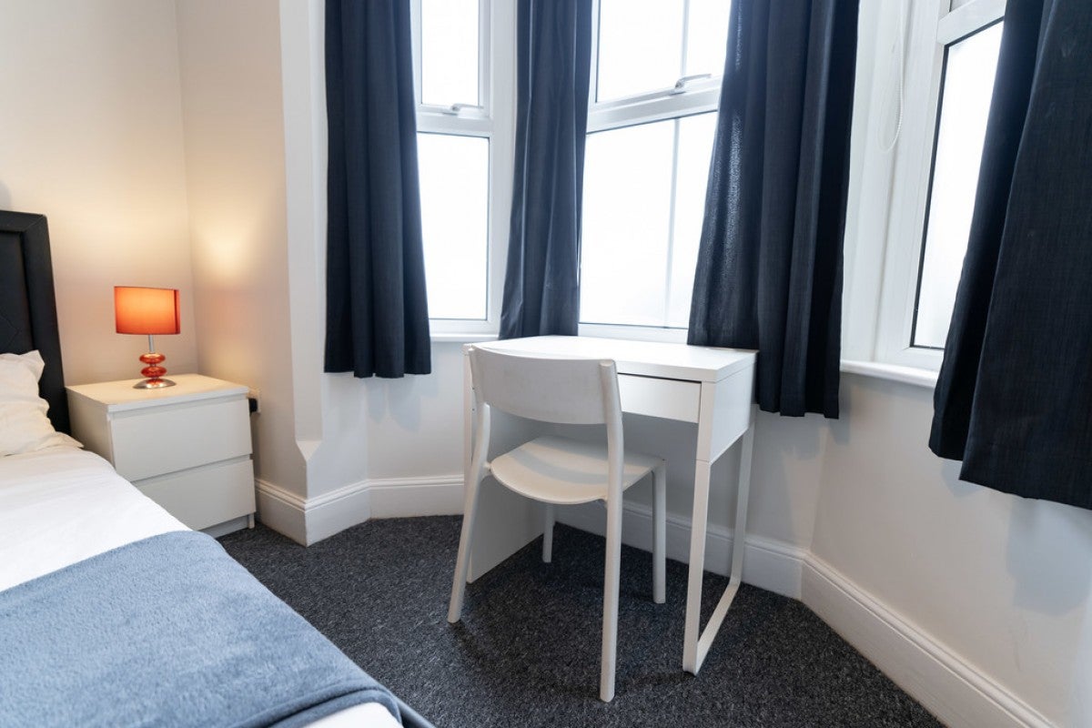 Room Bath Road in Reading