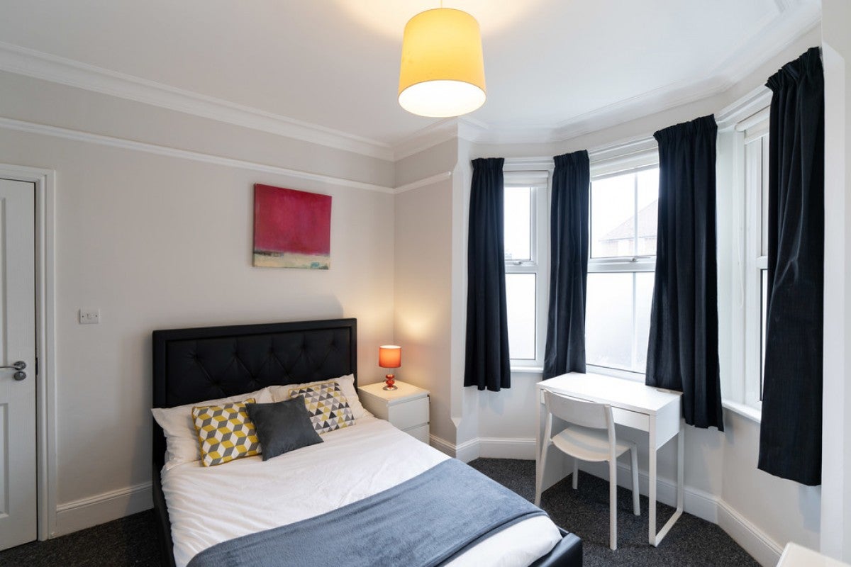Room Bath Road in Reading