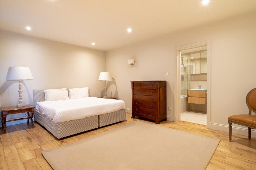 Flat Point W Access Road in Greater London