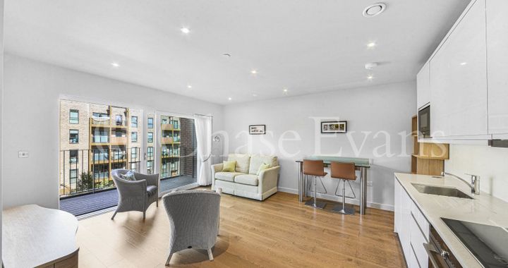 Flat Lismore Boulevard in Greater London