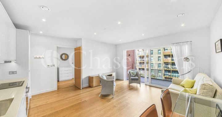 Flat Lismore Boulevard in Greater London