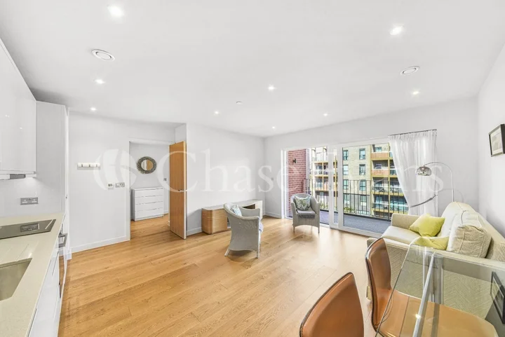 Flat Lismore Boulevard in Greater London