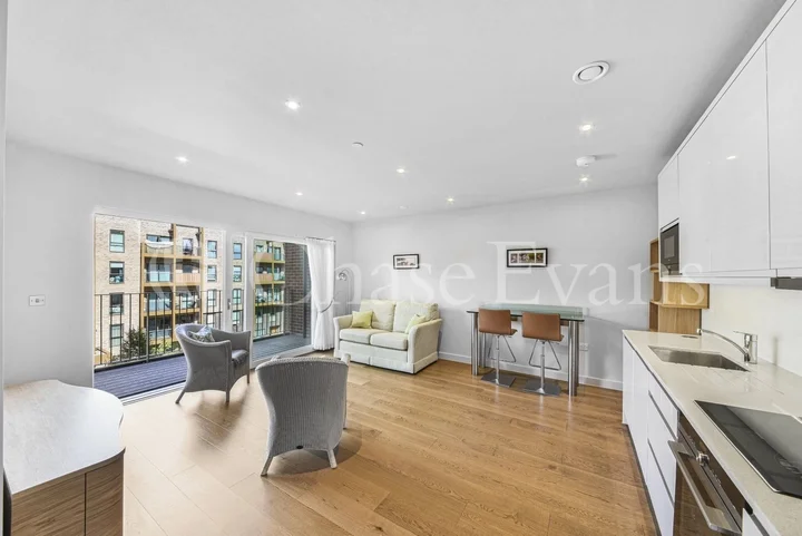 Flat Lismore Boulevard in Greater London