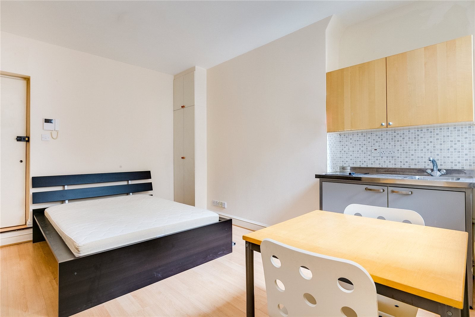 Flat Glendower Place in Greater London
