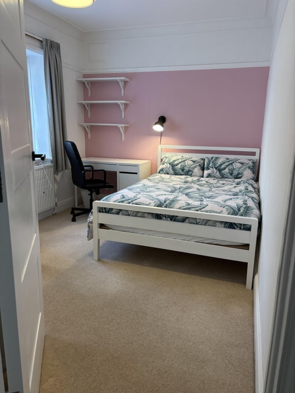 Room Mitcham Lane in Greater London
