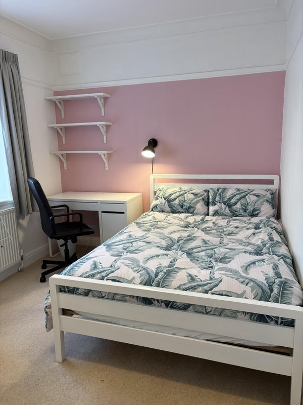 Room Mitcham Lane in Greater London
