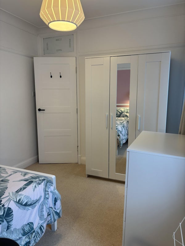 Room Mitcham Lane in Greater London