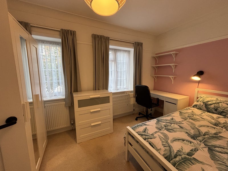 Room Mitcham Lane in Greater London