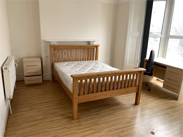 Room Hawthorne Avenue in Swansea