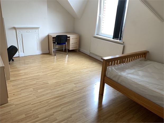Room Hawthorne Avenue in Swansea
