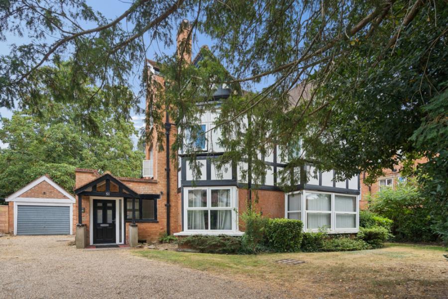 Flat Moss Lane in Greater London