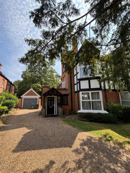 Room Moss Lane in Greater London