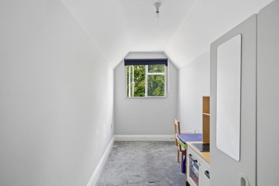 Flat Moss Lane in Greater London