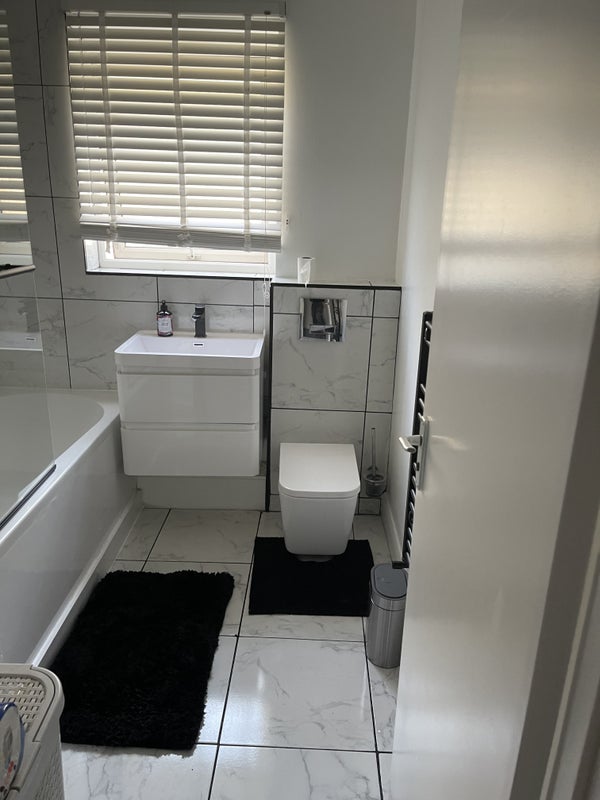 Room Dundalk Road in Greater London