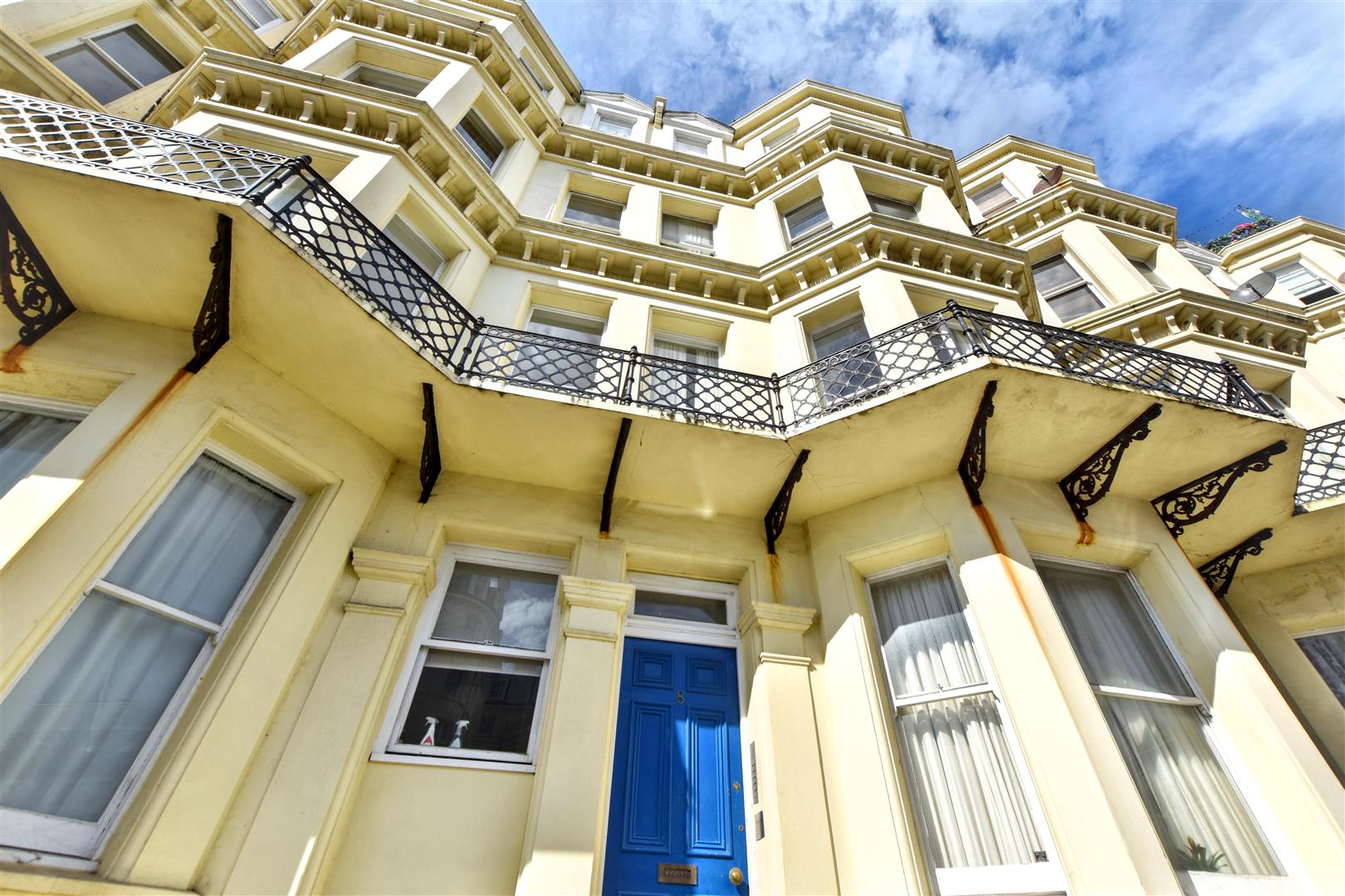 Flat Queens Gardens in Eastbourne