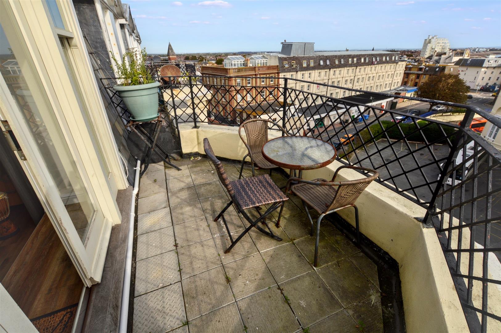 Flat Queens Gardens in Eastbourne