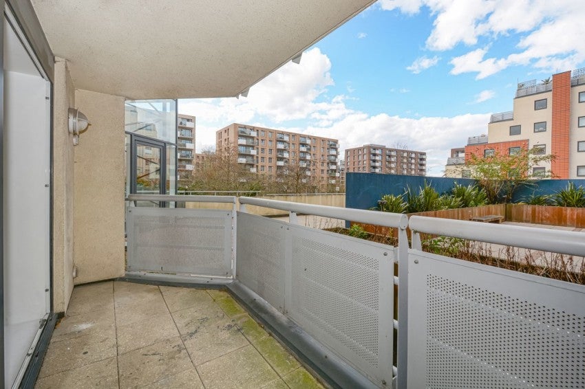 Flat Wards Wharf Approach in Greater London