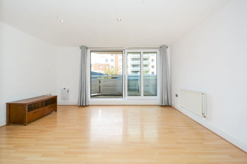 Flat Wards Wharf Approach in Greater London