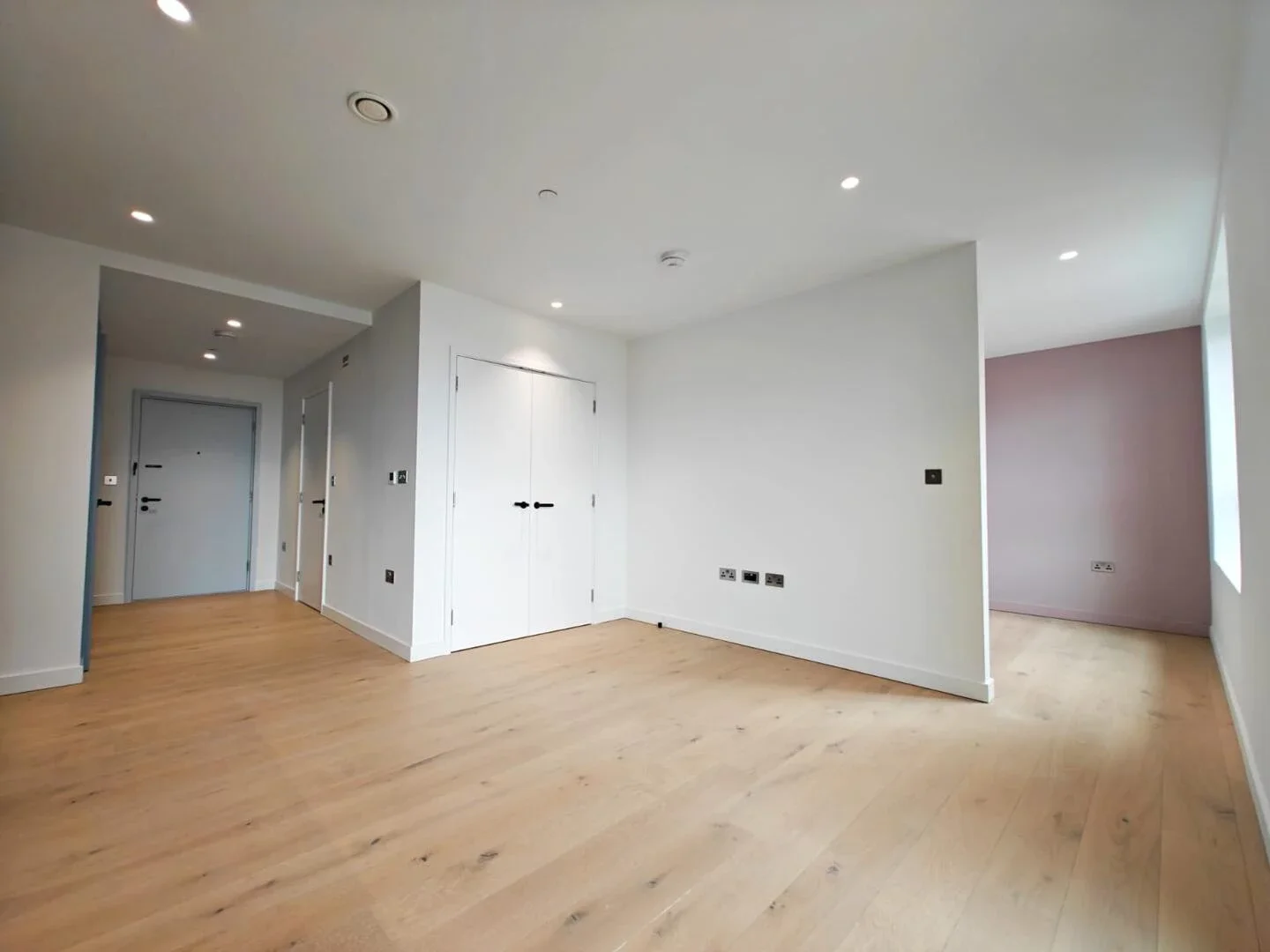 Flat Chandlers Avenue in Greater London