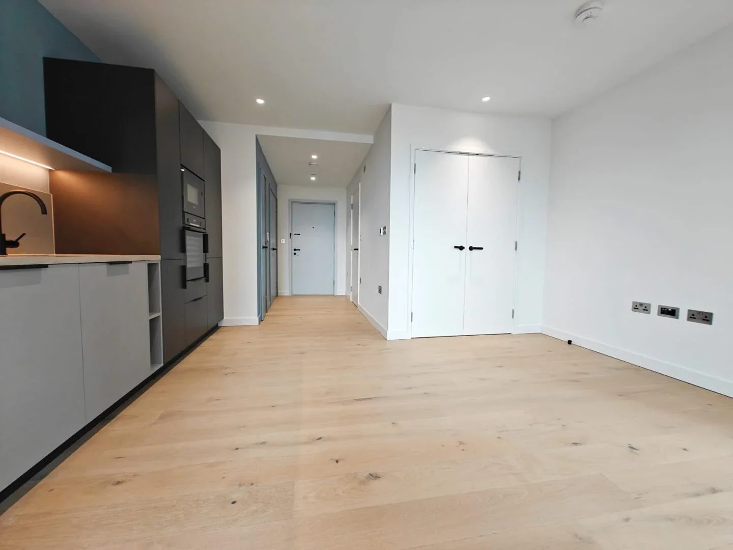 Flat Chandlers Avenue in Greater London