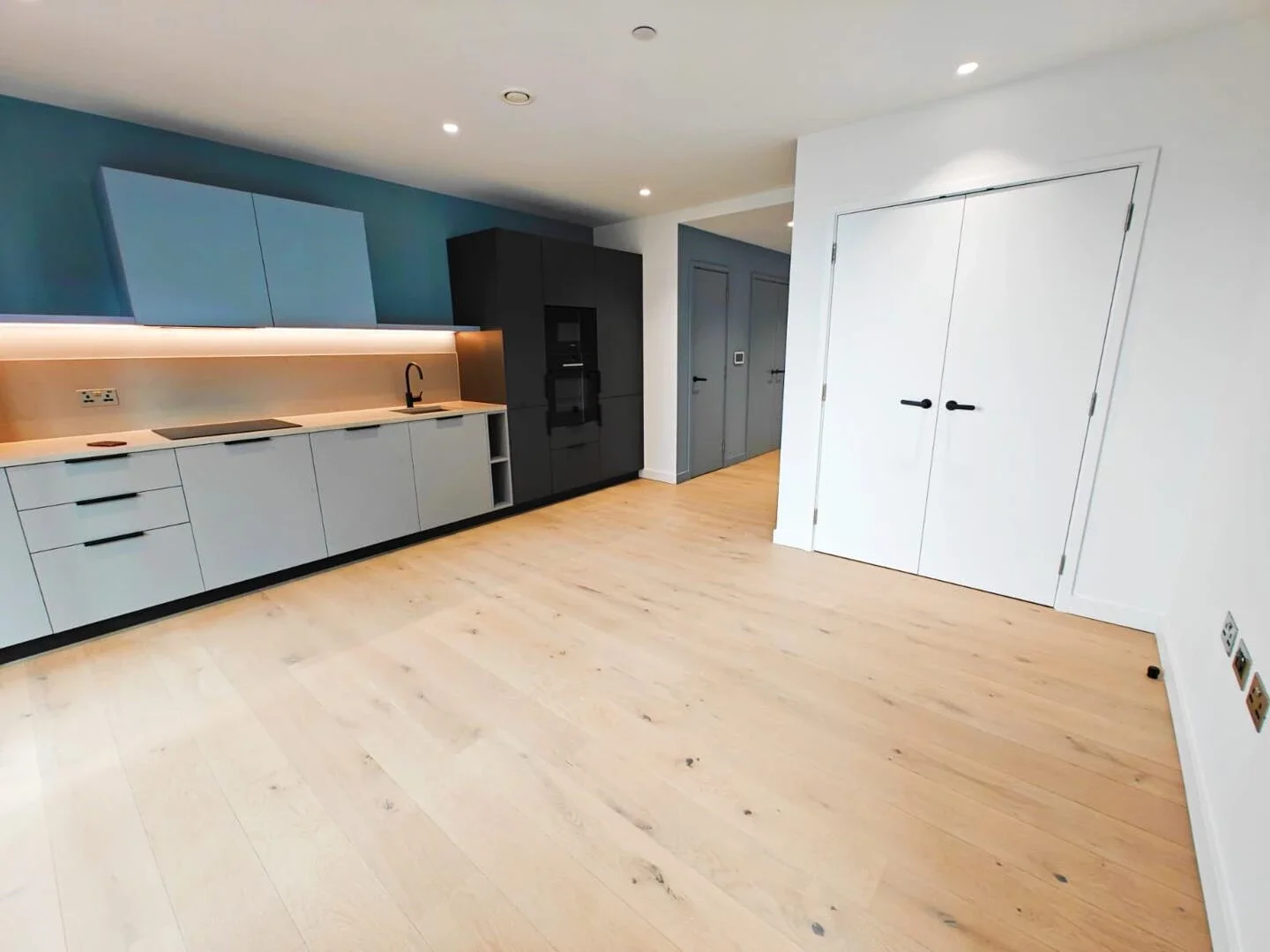 Flat Chandlers Avenue in Greater London