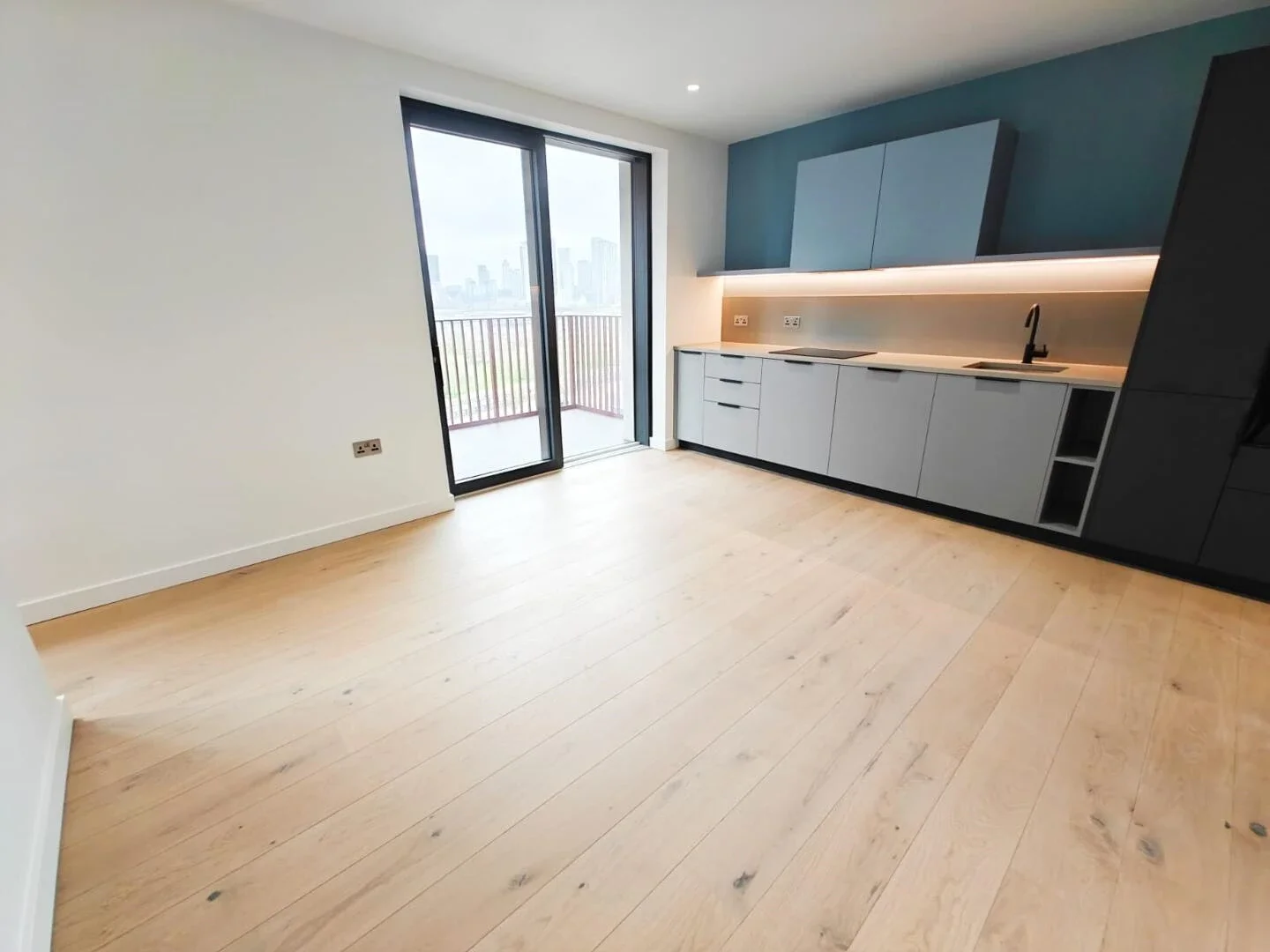 Flat Chandlers Avenue in Greater London