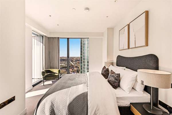 Flat Nine Elms Lane in Greater London