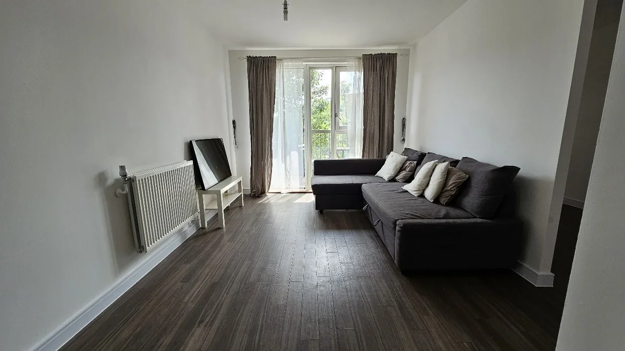 Flat Vicarage Road in Greater London