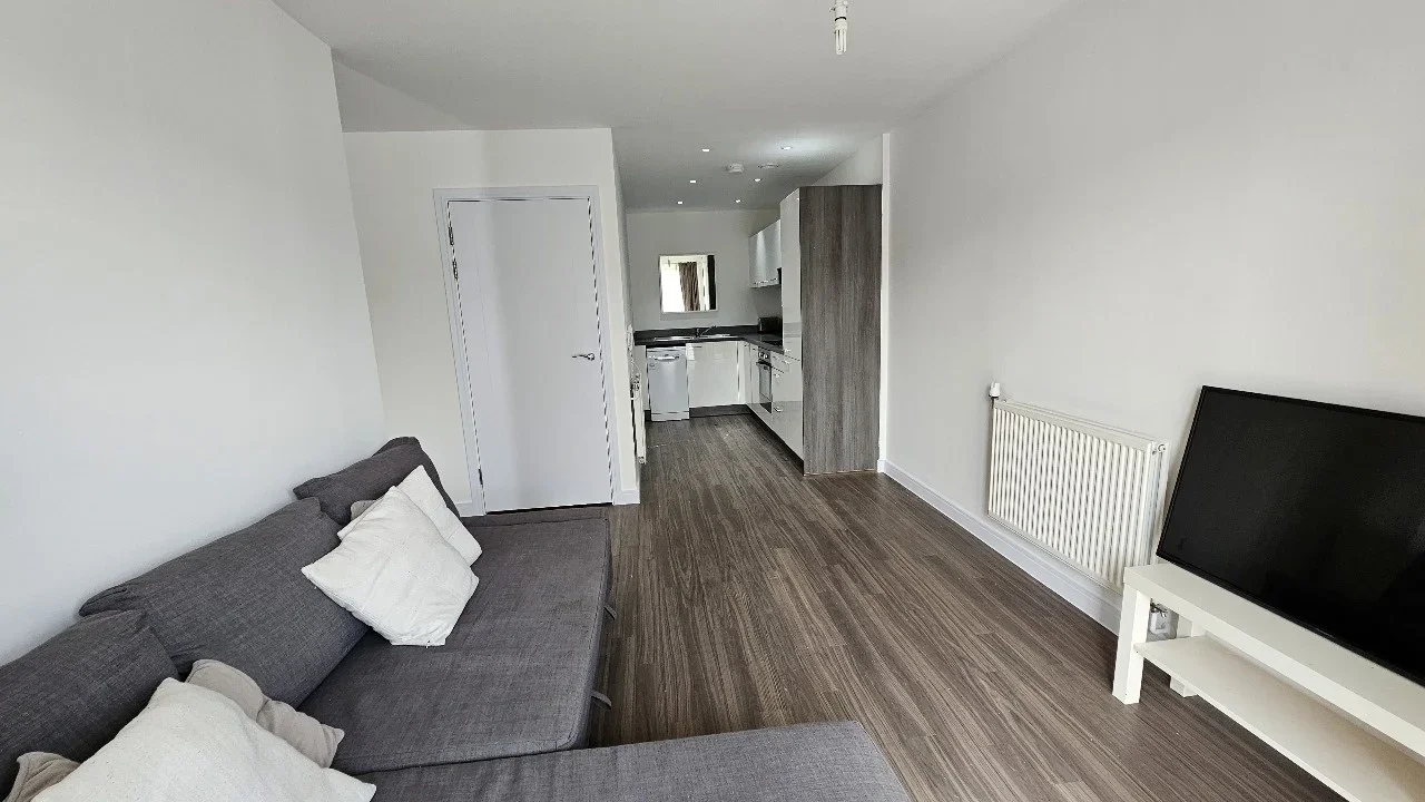 Flat Vicarage Road in Greater London