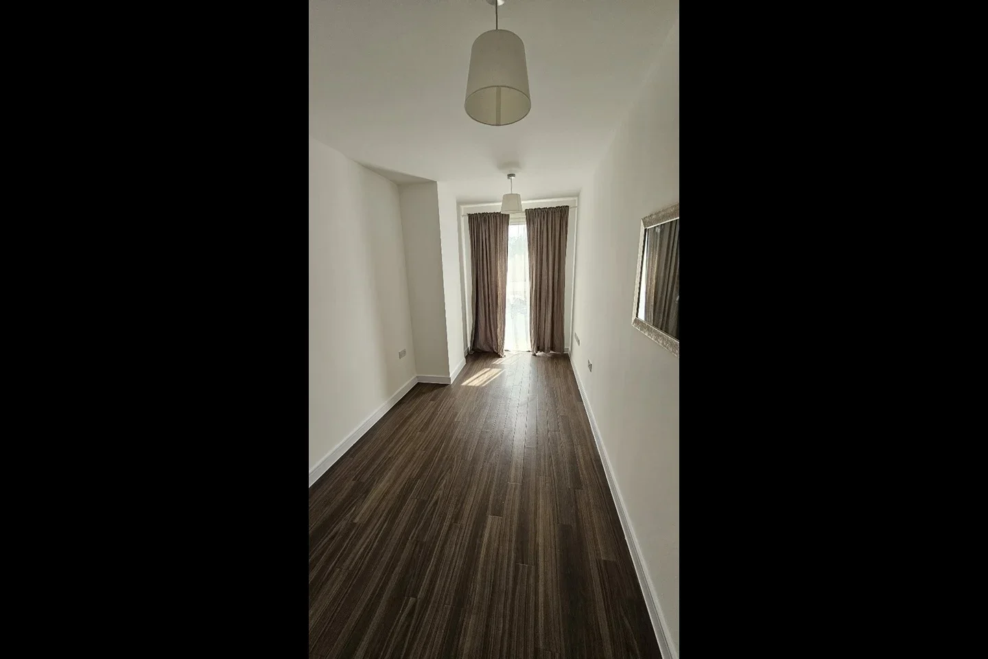 Flat Vicarage Road in Greater London