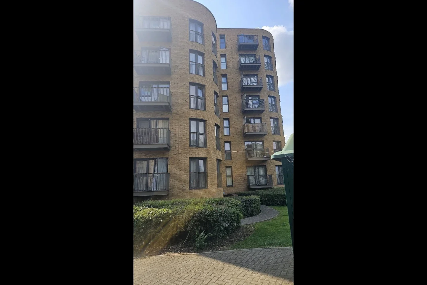 Flat Vicarage Road in Greater London