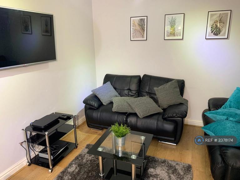 Room Dane Bank Avenue in Crewe