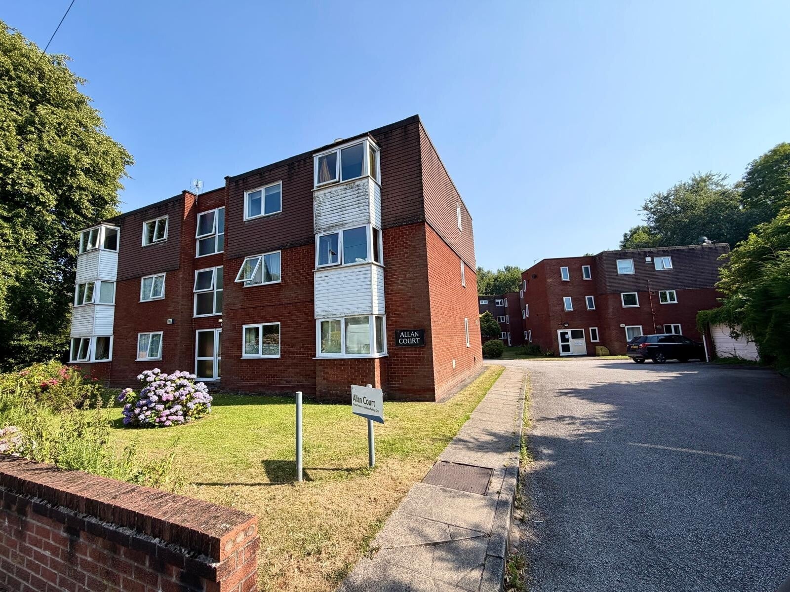 Flat Ivygreen Road in Manchester