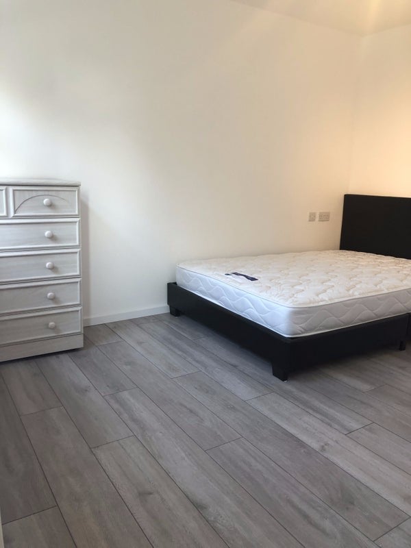 Room Saltwell Street in Greater London
