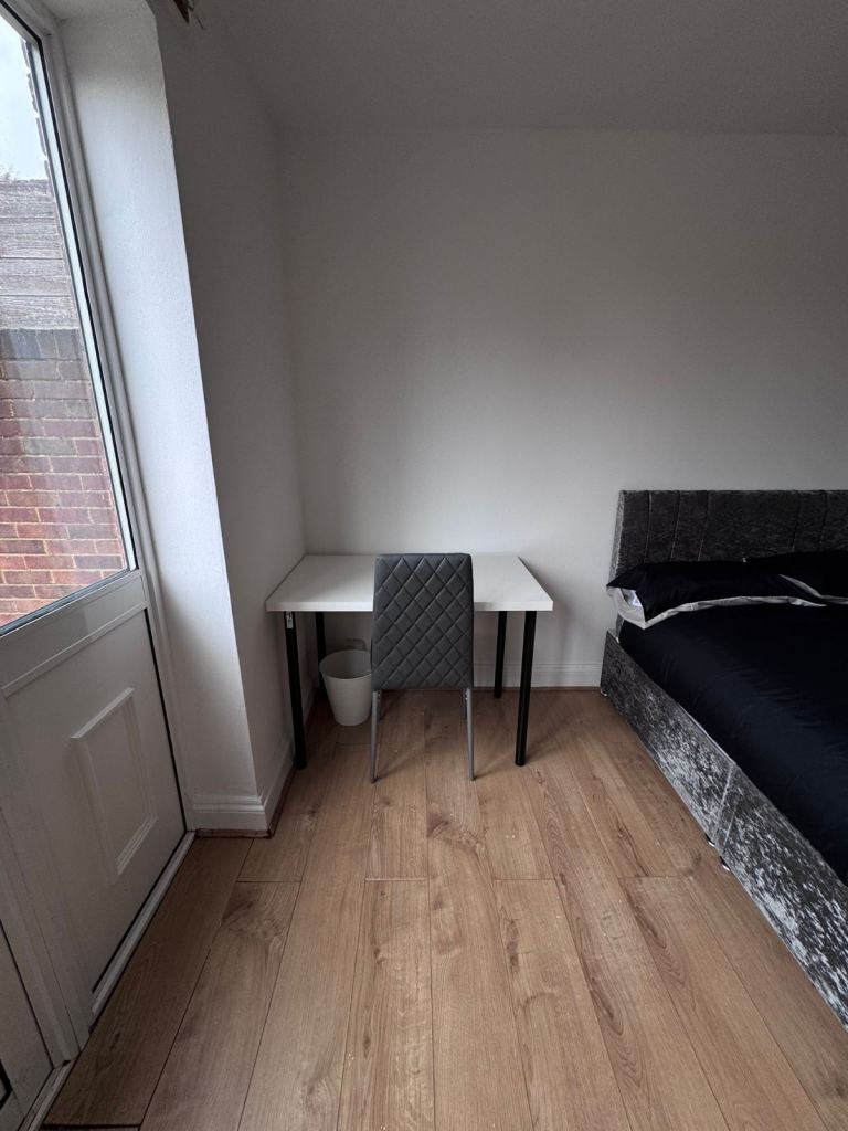 Flat Wigley Road in Greater London
