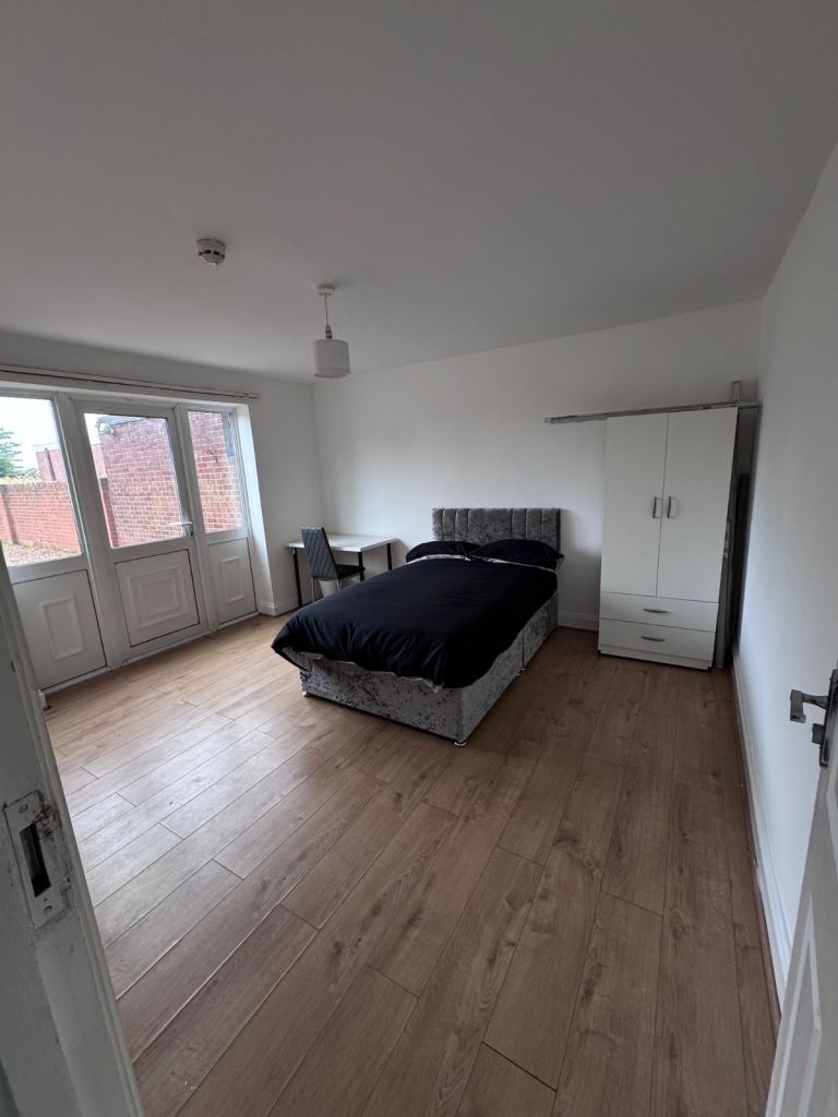 Flat Wigley Road in Greater London
