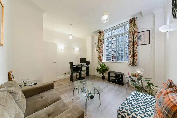 Flat Belvedere Road in Greater London