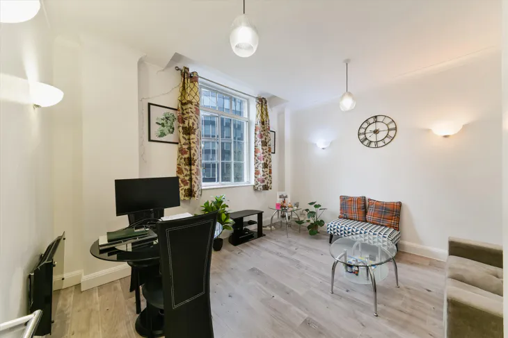 Flat Belvedere Road in Greater London