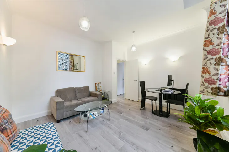 Flat Belvedere Road in Greater London