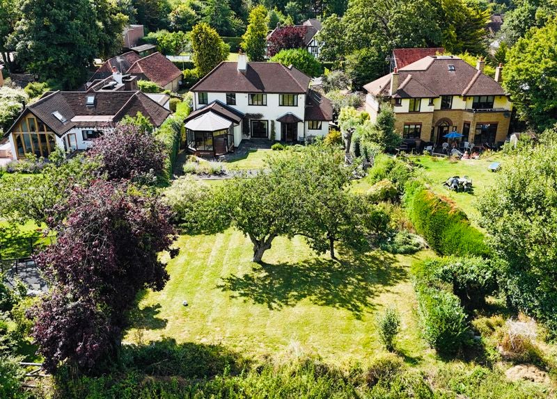 House Longdown Lane North in Epsom and Ewell
