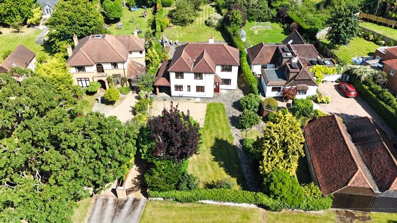 House Longdown Lane North in Epsom and Ewell