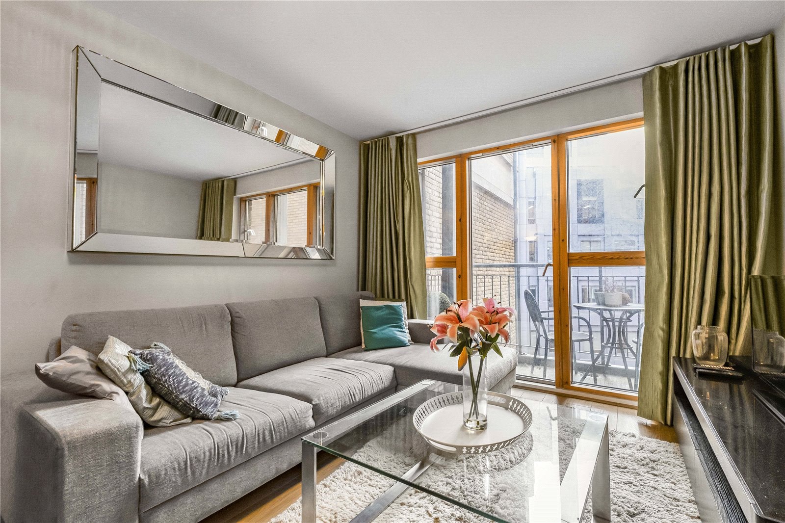 Flat Aldersgate Street in City of London