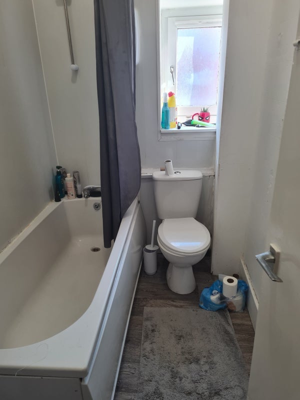 Room Dalmarnock Road in Glasgow
