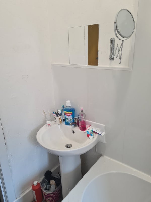 Room Dalmarnock Road in Glasgow